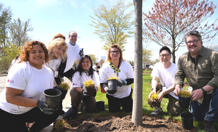 LG전자 '라이프스 굿' 캠페인에 동참한 미국법인 직원들. (사진=LG전자 제공)
