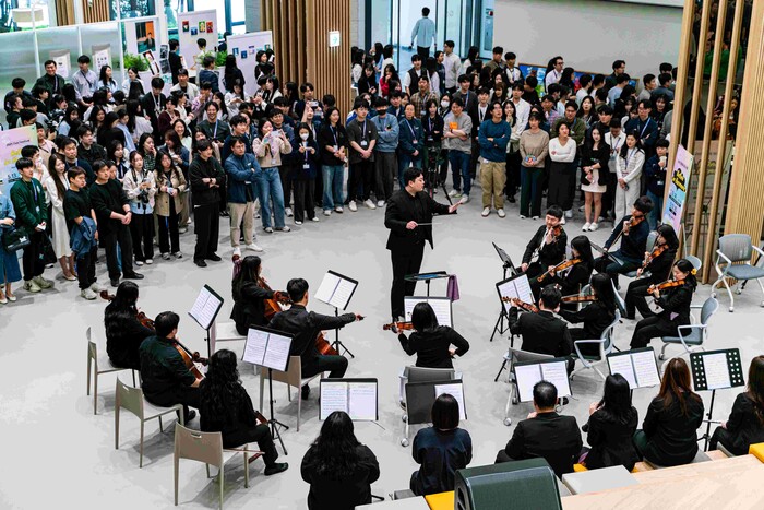 삼성바이오 '2025 동호회 페스티벌'에 참가한 직원들이 사내 오케스트라 동호회의 연주를 감상하고 있다. (사진=삼성바이오로직스 제공)