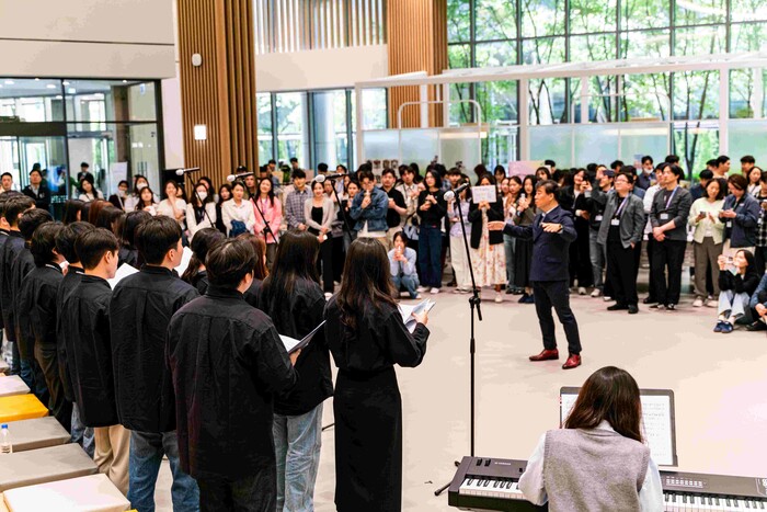 삼성바이오로직스 직원들이 사내 합창단의 노래를 듣고 있다. (사진=삼성바이오로직스 제공)