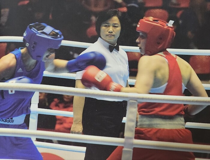 국제경기 주심을 보는 이혜옥 국제심판(가운데)