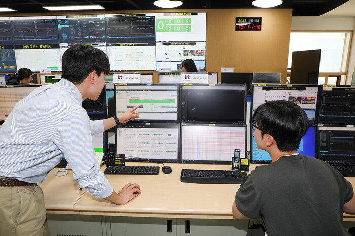 KT 직원들이 AI를 활용한 보안서비스 고도화 작업을 진행하고 있다. (사진=KT 제공)