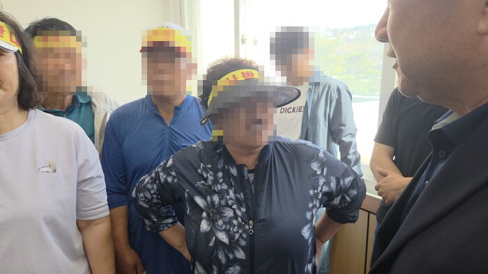 지난 4월 21일 주민설명회 당시 한 주민이 설명회장을 찾은 사업주를 향해 항의하고 있는 모습