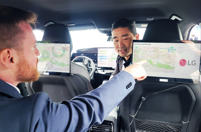 LG전자 관계자(오른쪽)가15일(현지시각) 프랑스 파리 5GAA 총회에서 참석자에게 인공위성 기반의 차랑 내 차세대 음성통신 설루션을 설명하고 있다. (사진=LG전자 제공)