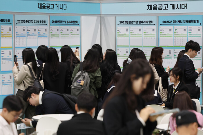 일자리를 찾는 청년들이 지난달 23일 서울 강남구 코엑스에서 열린 2025 중견기업 일자리 박람회에서 채용공고 등  게시물을 살피고 있다. (사진=연합뉴스)