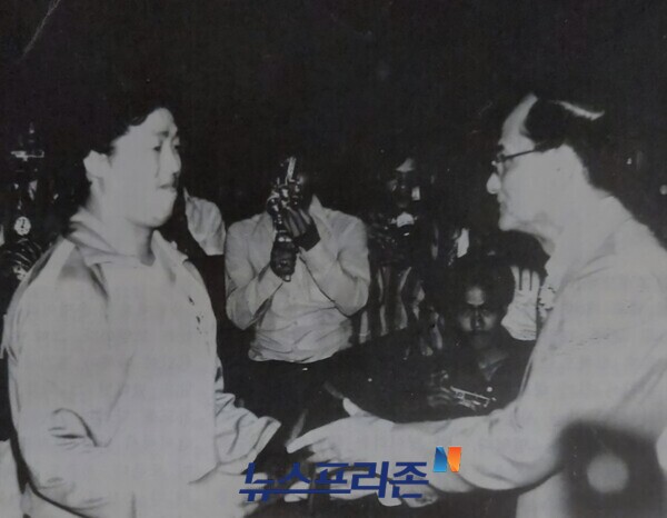 킹스컵 3연패 감사패를 받는 조철제전무(좌측)