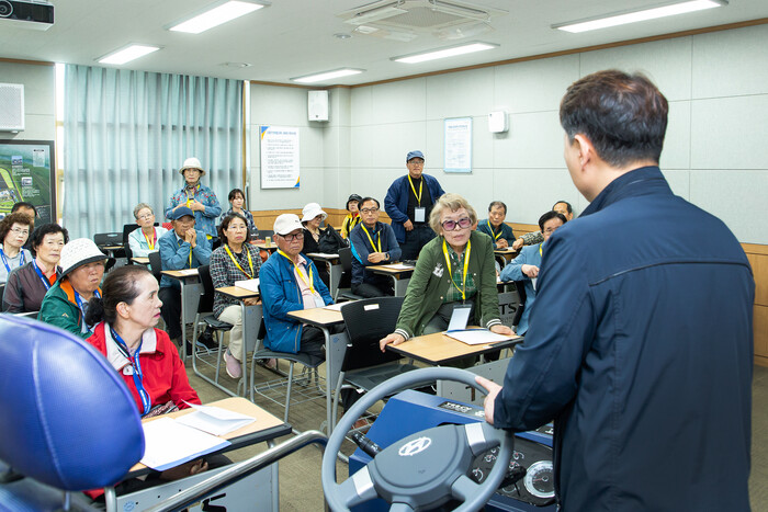 고령 운전자들이 이론 교육을 받고 있다. (사진=현대차그룹 제공)