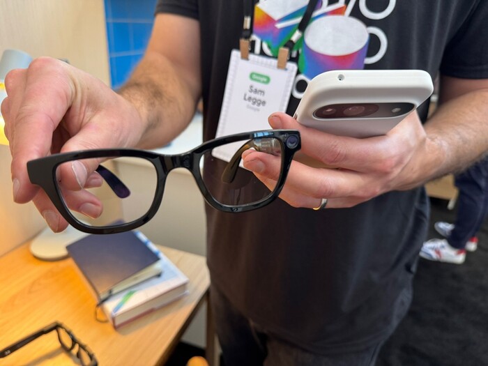 미국 캘리포니아 마운틴뷰에서 20일(현지시각) 열린 구글 연례 개발자 콘퍼런스에서 삼성전자와 구글이 협업해 제작한 스마트 안경 시제품이 공개되고 있다. (사진=연합뉴스)