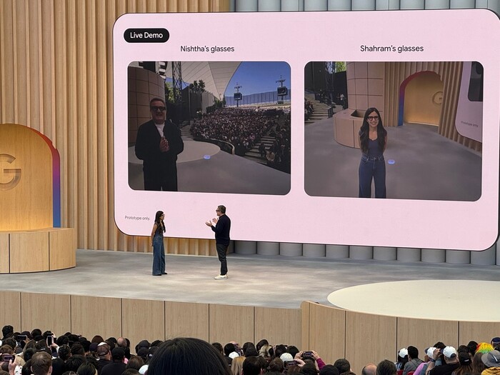 샤람 이자디 구글 안드로이드 XR 부사장(오른쪽)이 무대에서 시연자와 각각 다른 언어로 말하며 스마트 안경의 실시간 번역 기능을 선보이고 있다. (연합뉴스)