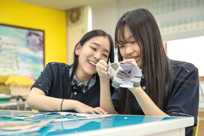 푸른중학교 학생들이 ‘미래모빌리티학교’ 수업에 참여해 실습을 하고 있다. (사진=현대차 제공)