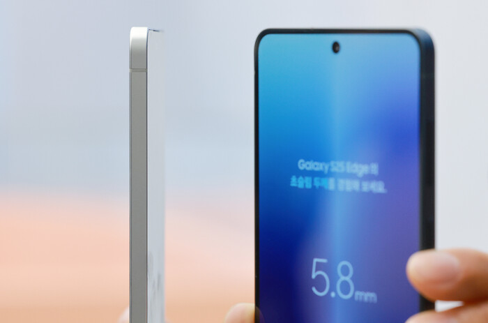 지난 13일 서울 삼성 강남에서 초슬림형 스마트폰인 삼성전자 갤럭시 S25 엣지가 공개되고 있다. (사진=연합뉴스)