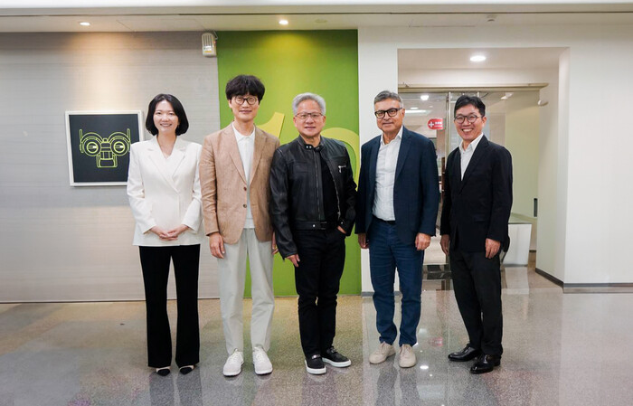 최수연 네이버 대표(왼쪽부터), 이해진 네이버 이사회 의장, 젠슨 황 엔비디아 CEO, 제이 퓨리(Jay Puri) 엔비디아 총괄 부사장, 김유원 네이버클라우드 대표가 기념촬영을 하고 있다. (사진=네이버클라우드)