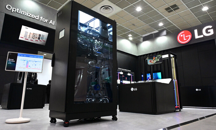 데이터센터 내 칩의 열을 직접 냉각시키는 액체냉각 설루션인 LG전자의 CDU. (사진=LG전자 제공)