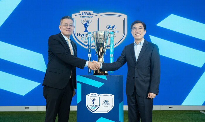 김성남 현대자동차 아태권역본부장(오른쪽)과 키에프 사메스 동남아시아축구연맹 회장이 26일 조인식에서 현대컵의 공식 출범을 알리며 악수하고 있다. (사진=현대차 제공)