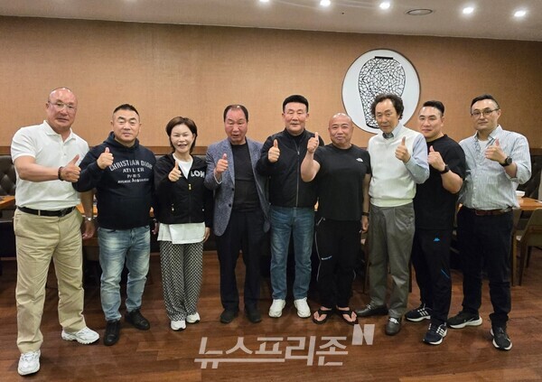 지진형(왼쪽부터), 윤호현, 김미화, 정순현, 최한기, 김영태, 김웅렬, 김연집, 최양선.