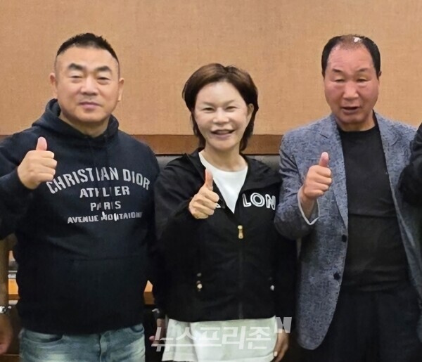 윤호현 대표(왼쪽) 부부와 정순현 챔프(오른쪽).