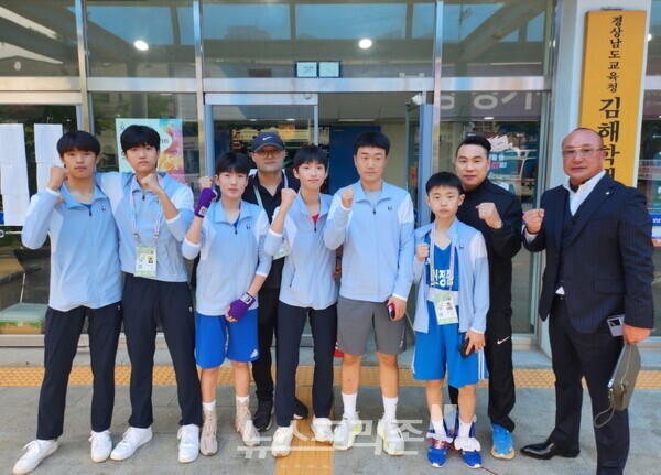 김해 소년체전에 선수들을 격려하려고 참석한 지진형 SK부장(맨 오른쪽).