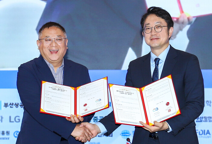 김영석 LG전자 HS기능성소재사업실장(오른쪽)이 26일 부산 벡스코에서 김종성 서울대학교 블루카본사업단 단장과 '블루카본 산업 활성화를 위한 기술 교류' 업무 협약을 체결한 뒤 악수하고 있다. (사진=LG전자 제공)