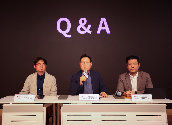 LG유플러스가 자체 개발한 AI 상담 어드바이저 설명회에서 서남희 CV담당(왼쪽부터), 정성권 IT/플랫폼빌드그룹장, 이진희 신규서비스개발랩장이 질문에 답하고 있다. (사진=LG유플러스 제공)