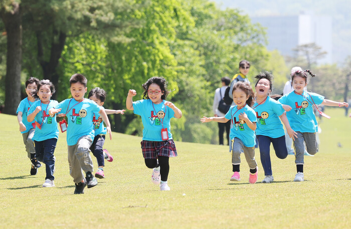 어린이들이 지난 7일 경기도 군포시 안양컨트리클럽에서 열린 시민 무료 개방 행사에서 달리기를 하고 있다. (사진=연합뉴스)