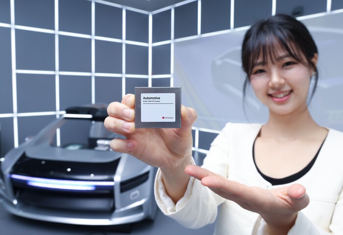 LG이노텍 직원이 ‘3세대 5G 통신모듈’을 들어보이고 있다. (사진=LG이노텍 제공)