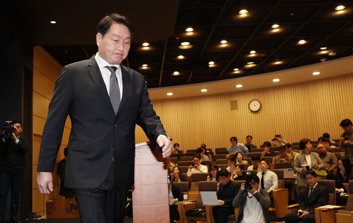 최태원 SK그룹 회장이 지난 7일 서울 중구 SKT타워에서 SK텔레콤 해킹 피해에 대해 대국민 사과를 한 뒤 회의장을 나서고 있다. (사진=연합뉴스)