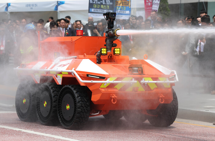 현대차그룹과 소방청이 공동 개발한 차량형 무인 소방로봇이 28일 오후 대구 북구 엑스코에서 열린 21회 국제소방안전박람회에서 화재진압을 시연하고 있다. (사진=연합뉴스)