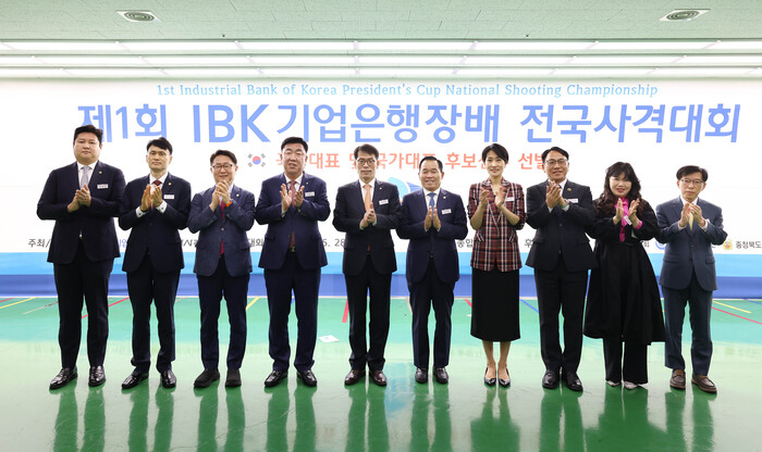 28일 청주종합사격장에서 열린 제1회 IBK기업은행장배 전국사격대회 개회식에서 이범석 청주시장(왼쪽 네 번째), 김성태 IBK기업은행장(왼쪽 다섯 번째), 강연술 대한사격연맹회장(왼쪽 여섯 번째), 김수민 충북 정무부지사(왼쪽 일곱 번째) 등 관계자들이 기념촬영을 하고 있다. (사진=IBK기업은행)