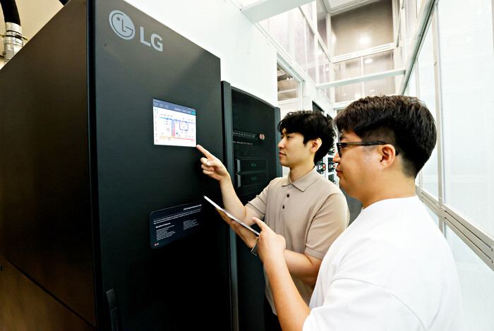 LG유플러스 직원들이 AI 데이터센터 액체 냉각 설루션인 LG전자 CDU를 테스트하고 있다. (사진=LG유플러스 제공)