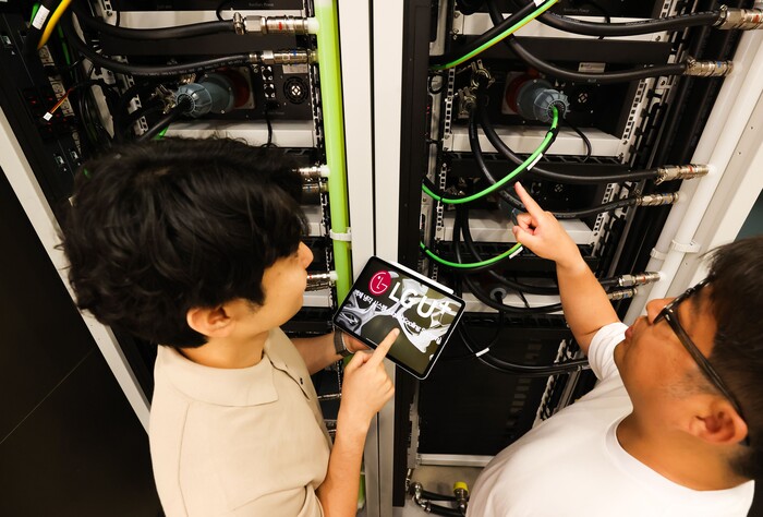 LG유플러스 평촌2센터에 문을 연 차세대 액체냉각 기반 데모룸에서 LG유플러스 직원들이 액체냉각장치를 살펴보고 있다. (사진=LG유플러스 제공)