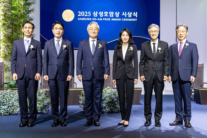 2025 삼성호암상 수상자들. 왼쪽부터 신석우 과학상, 정종경 과학상, 김승우 공학상, 글로리아 최 의학상, 구본창 예술상, 김동해 사회봉사상 수상자. (사진=호암재단 제공)
