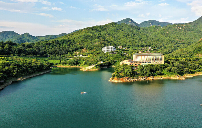 국민연금 청풍호리조트 전경. 국민연금이 발주한 청풍호리조트 하수처리시설개량공사가 입찰단계부터 불법으로 진행되온 의혹이 사실로 드러나고 있지만 국민연금은 준공 허가를 받을 궁리만 하고 있다. (사진=국민연금청풍호리조트 홍보자료)