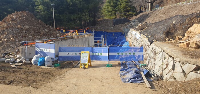 국민연금 청풍호리조트 오수처리개량공사 현장. 기계설비업 등록업체의 입찰자격에 대한 적격성 문제를 비롯해 불법도급, 면허대여 등의 문제가 꾸준히 제기 됐지만 국민연금은 이를 무시하고 공사를 강행하고 있다. 사진은 지난 2월 공사현장 모습.