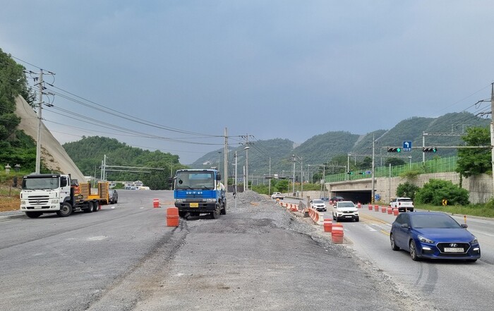 국도5호선우덕지구위험도로개선공사현장. 기존도로와의 단차가 커 오히려 위험을 키웠다는 논란이 일면서 현재 공사가 중지된 상태다.                                                사진=독자제공