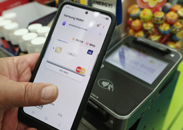 삼성페이에 결제 장애가 발생한 2일 오전 한 이용자가 서울 시내 한 편의점에서 삼성페이에 등록한 카드에 지문 인식을 시도하고 있다. 이 이용자는 시스템 에러로 지문 인식을 하지 못했다. (사진=연합뉴스)