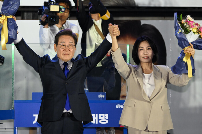 이재명 제21대 대통령 당선인과 부인 김혜경 여사가 4일 새벽 서울 여의도 국회 앞에서 열린 국민개표방송 무대에 올라 시민들을 향해 두 팔을 들어 인사하고 있다. (사진=연합뉴스)