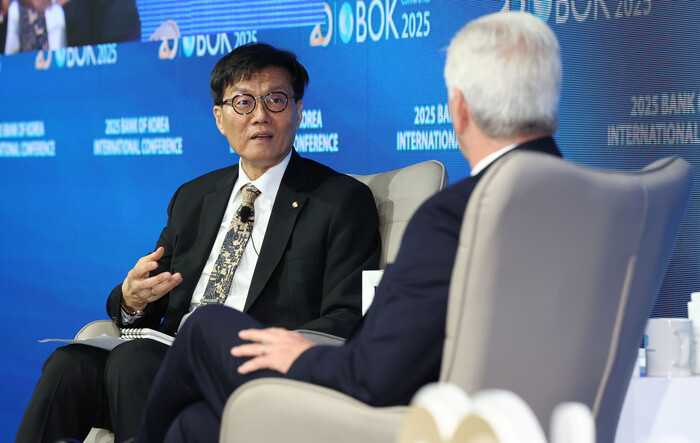 이창용 한국은행 총재와 크리스토퍼 월러 미국 연방준비제도(연준·Fed) 이사가 2일 서울 중구 한국은행 별관에서 열린 2025 BOK 국제콘퍼런스에서 미국 경제 전망을 포함한 다양한 통화정책 이슈를 주제로 대담하고 있다. (사진=연합뉴스)
