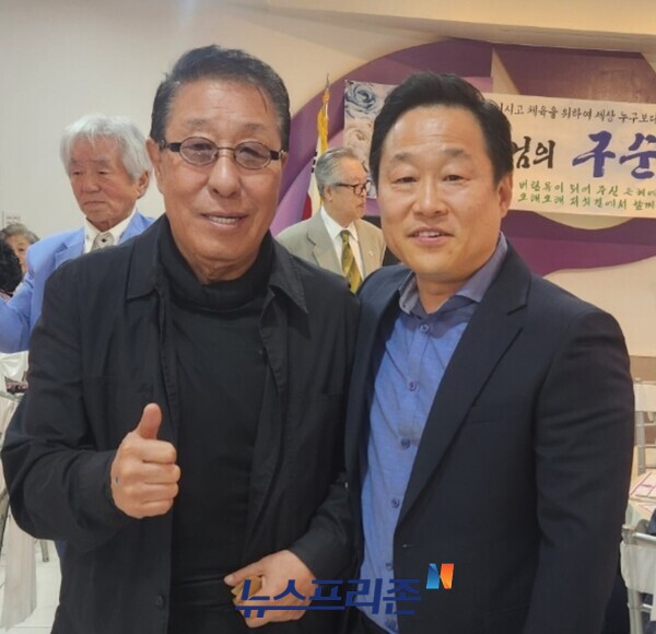 원로 가수 박일남 선생(왼쪽)과 홍성민 대표.