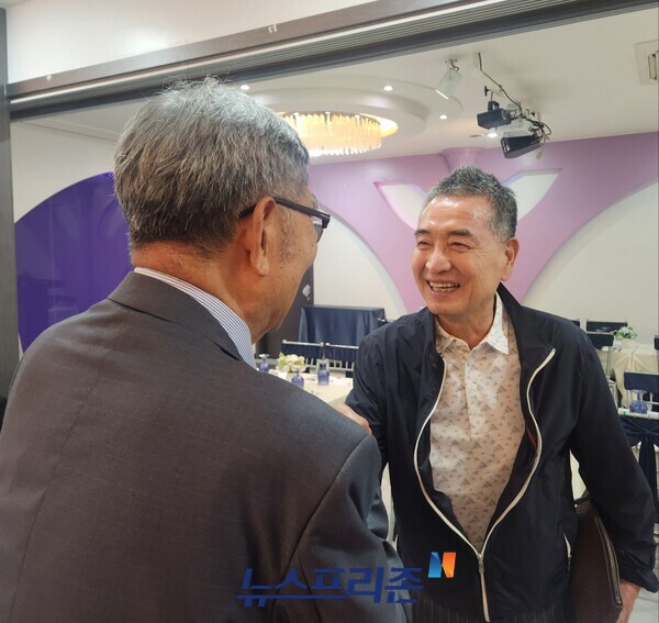 박형춘 감독(왼쪽)과 김태호 대표.