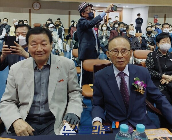 김승미 대표팀 감독(왼쪽)과 이진삼 전 육군참모총장.