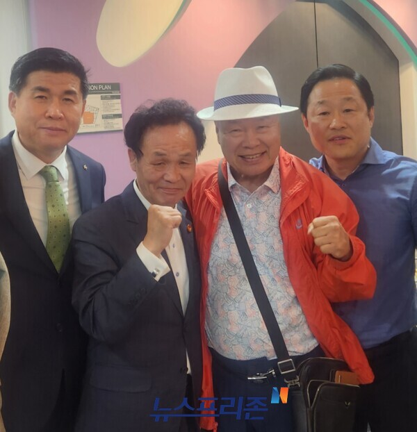 김영관 회장(왼쪽부터), 장정구 홍수환 챔프, 홍성민 SM 대표.