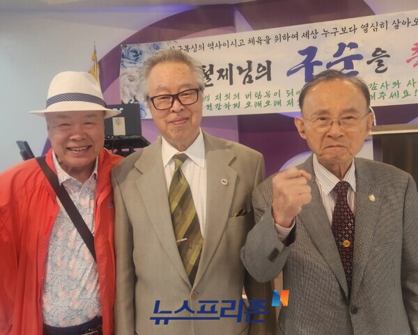 홍수환 챔프(왼쪽부터), 조철제회장, 이진삼 전 육군참모총장.