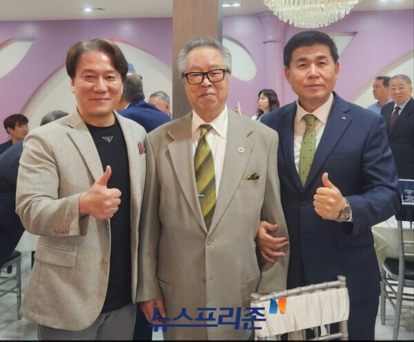 이정호 교수(왼쪽부터), 조철제 회장, 김영관 용복회 회장.