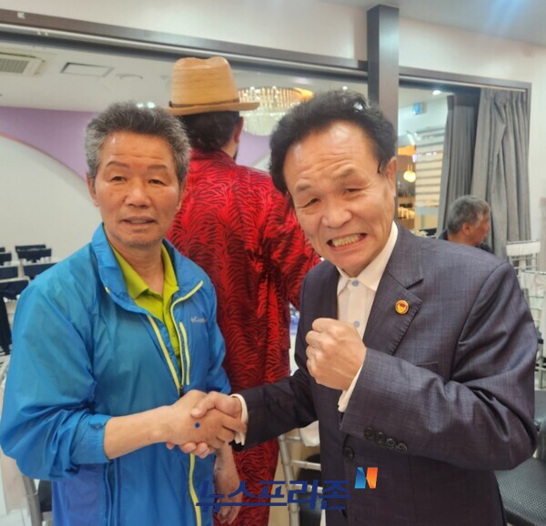 장흥민 선생(왼쪽)과 장정구 챔프.