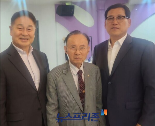 김수홍 회장(왼쪽부터), 이진삼 참모총장, 임동술 동부 ENC전무.