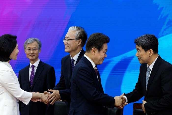 이재명 대통령(오른쪽 둘째)이 4일 서울 여의도 국회에서 열린 대통령 취임선서식에서 이주호 대통령 권한대행 부총리(맨 오른쪽)와 악수하고 있다. 김혜경 여사(맨 왼쪽)는 김형두 헌법재판소장 권한대행(가운데)과 인사를 나누고 있다. 왼쪽 둘째는 조희대 대법원장. (사진=연합뉴스)