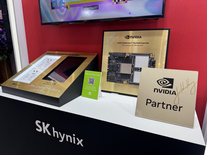 젠슨 황 엔비디아 CEO가 지난 5월20일 대만 타이베이 난강 전시관에서 열린 '컴퓨텍스 2025'에서 SK하이닉스 부스를 찾아 전시된 HBM에 "SK하이닉스를 사랑해!"라고 쓰고 서명했다. (사진=연합뉴스)