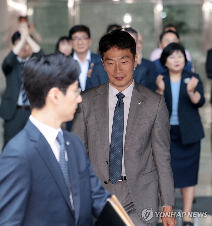 이복현 금융감독원장이 5일 금감원을 떠나고 있다. (사진=연합뉴스)
