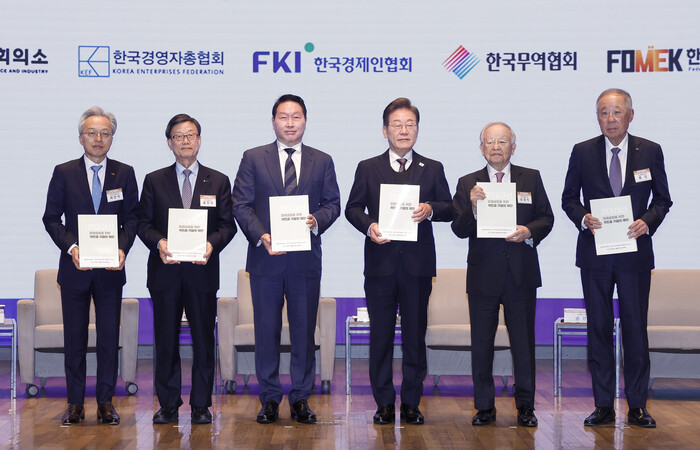 이재명 대통령(오른쪽 셋째)이 후보 시절인 지난 5월8일 서울 중구 대한상공회의소에서 열린 대선후보 초청 경제5단체 간담회에서 경제5단체장들에게 정책 제언집을 전달 받은 뒤 함께 들어보이고 있다. 왼쪽부터 최진식 한국중견기업연합회장, 윤진식 한국무역협회장, 최태원 대한상공회의소 회장, 이 대통령, 손경식 한국경영자총협회장, 류진 한국경제인협회장. (사진=연합뉴스)