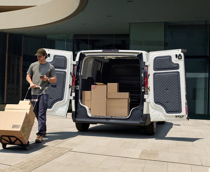 ⓒ 더 기아 PV5 카고에서 짐을 내리는 모습. (사진=기아 제공)