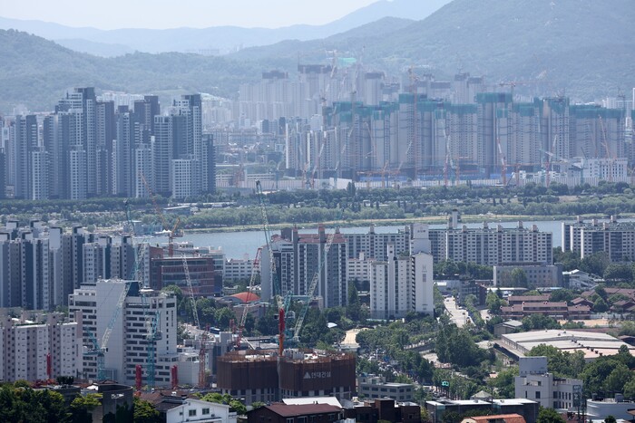 서울 집값은 18주 연속 오름세를 보이고 있다. 올해 초에는 토지거래허가구역 해제와 금리 인하 기대감 등에 힘입어 가격이 올랐다. 대선 정국에 들어서면서 '민주당이 집권하면 집값이 오른다'는 학습효과까지 힘을 더했단 분석이 나왔다./새 정부가 들어선 4일 서울 남산에서 바라본 아파트 등 모습/ ⓒ사진=연합뉴스)